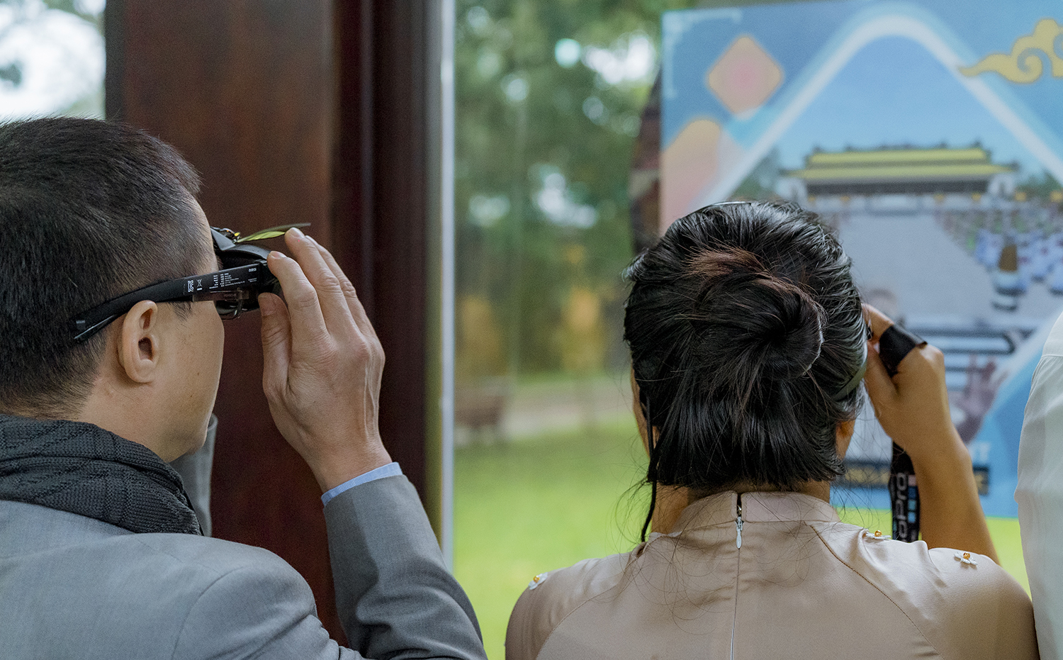 Du khách trải nghiệm du lịch thực tế áo tại Quần thể di tích Cố đô Huế