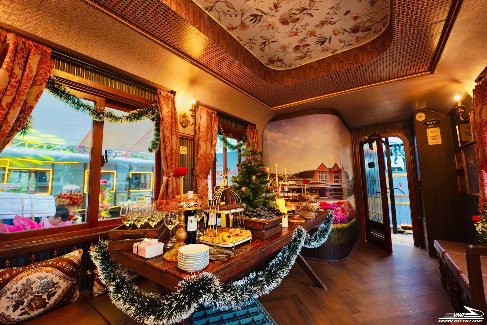 Bên trong toa tàu La Reine (Hoàng Hậu), mang đến trải nghiệm sang trọng và hoài cổ.