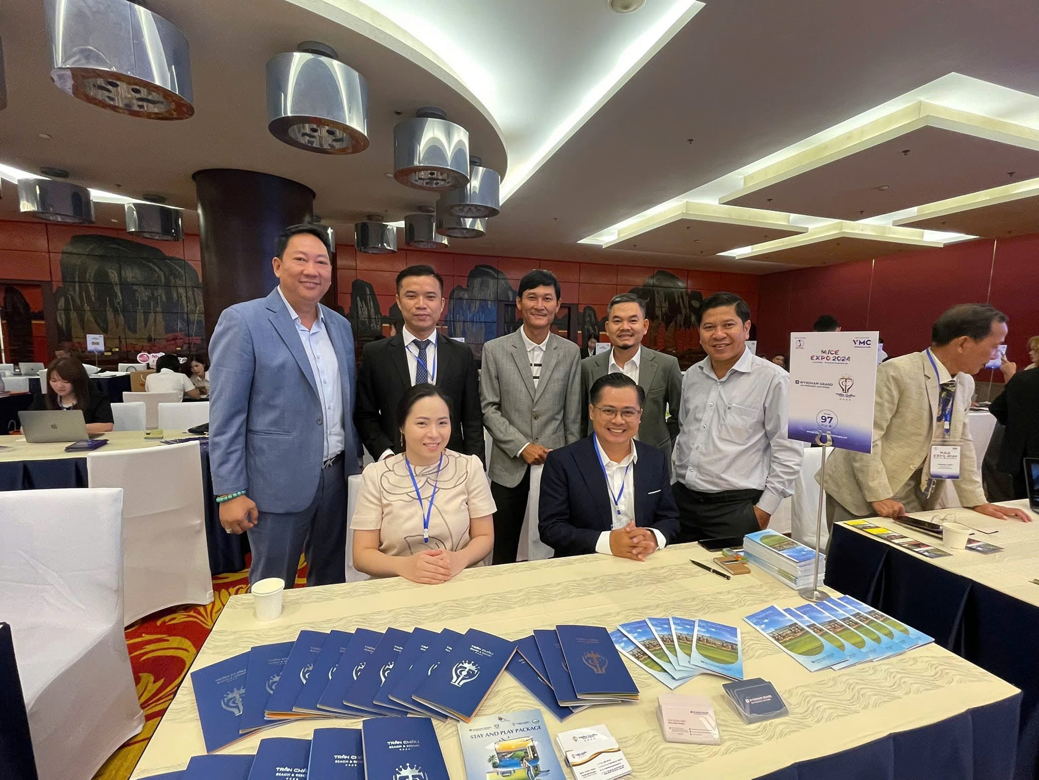 Tham gia một hoạt động bán hàng tại sự kiện VIETNAM MICE EXPO